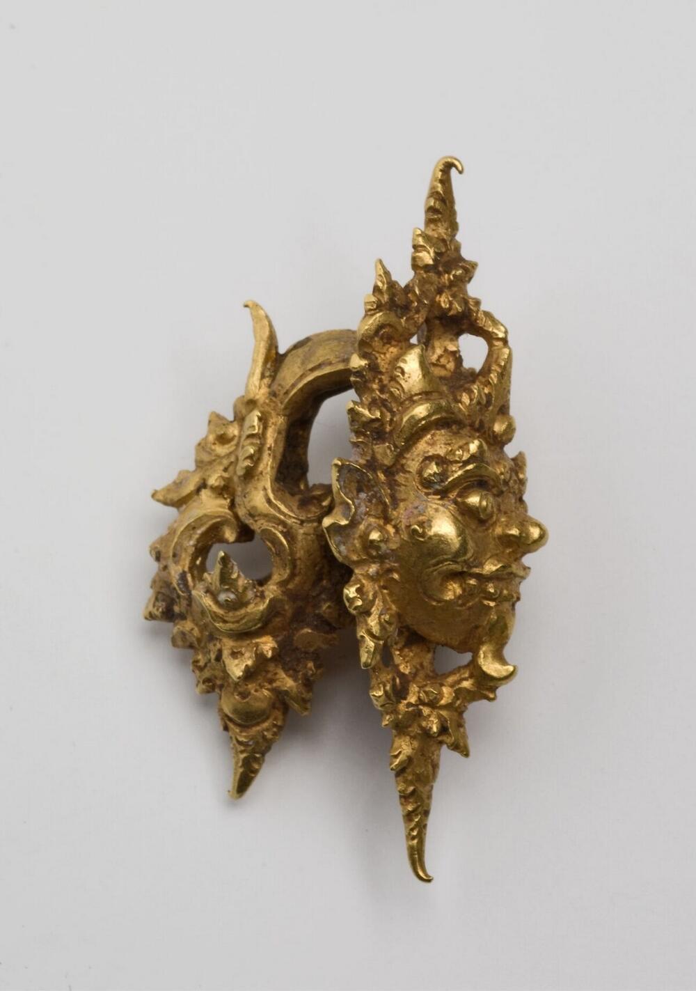 Gouden oorsieraad met monsterkopversiering