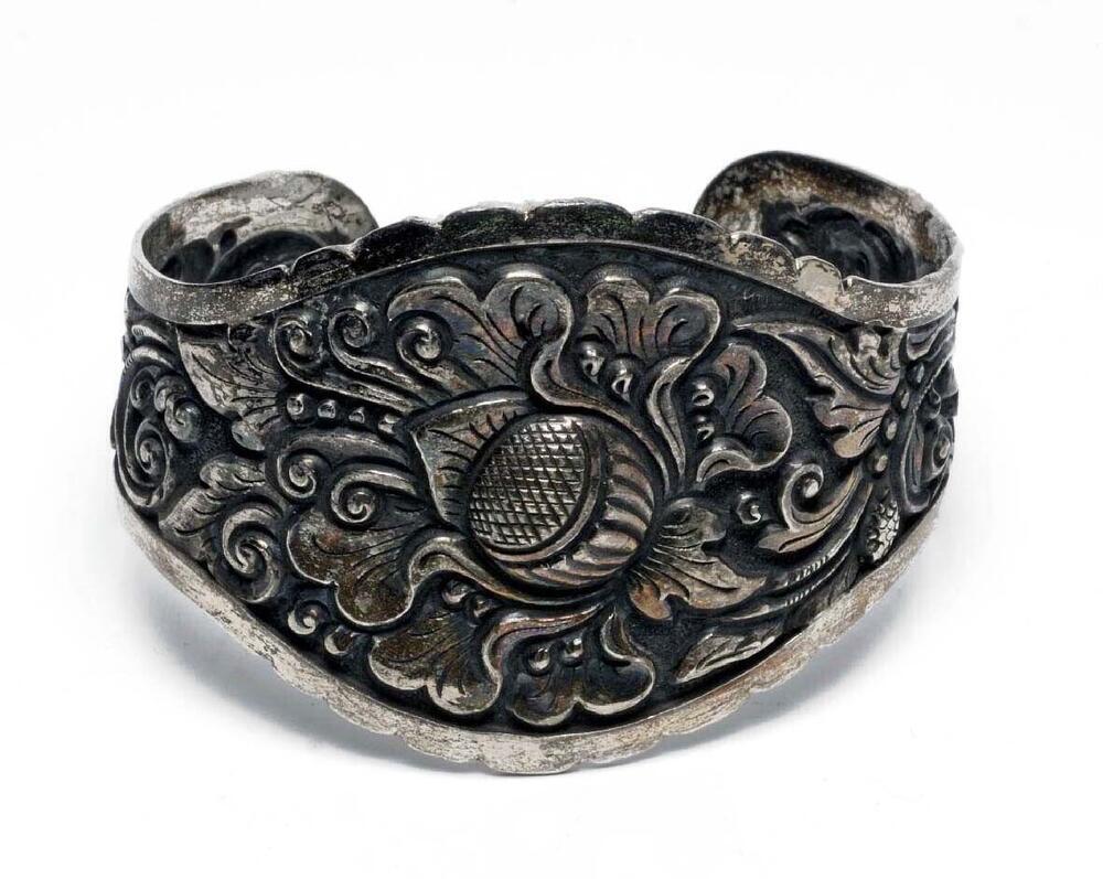 Zilveren armband bewerkt in florale motieven