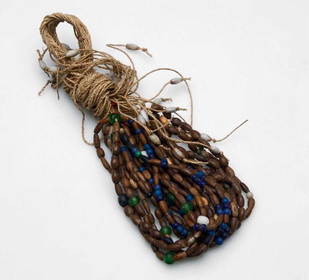 Hair adornment made of plaited fiber, Job's tear and glass beads