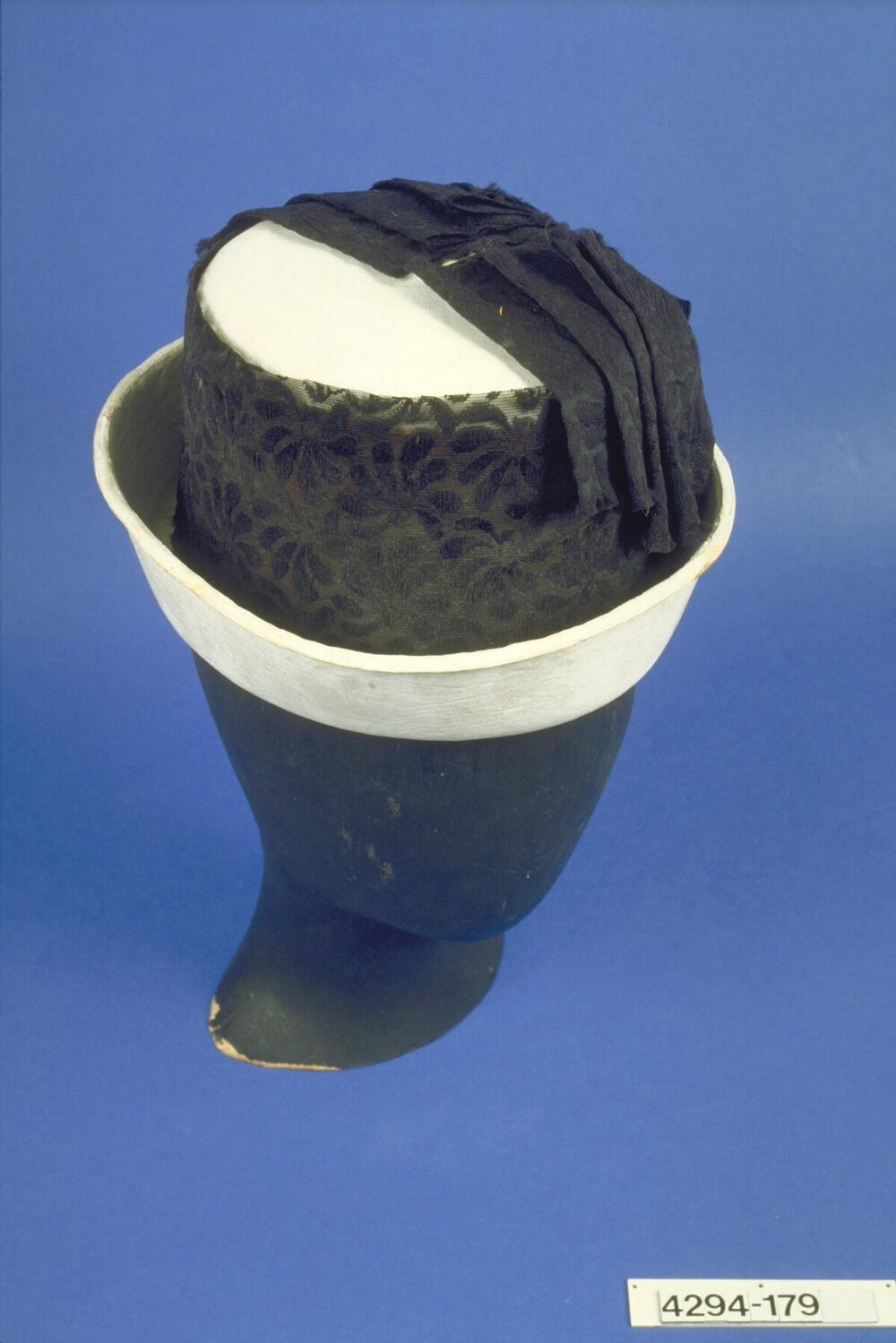 Wit gekalkte strooien hoed met een nylon lint en grote strik