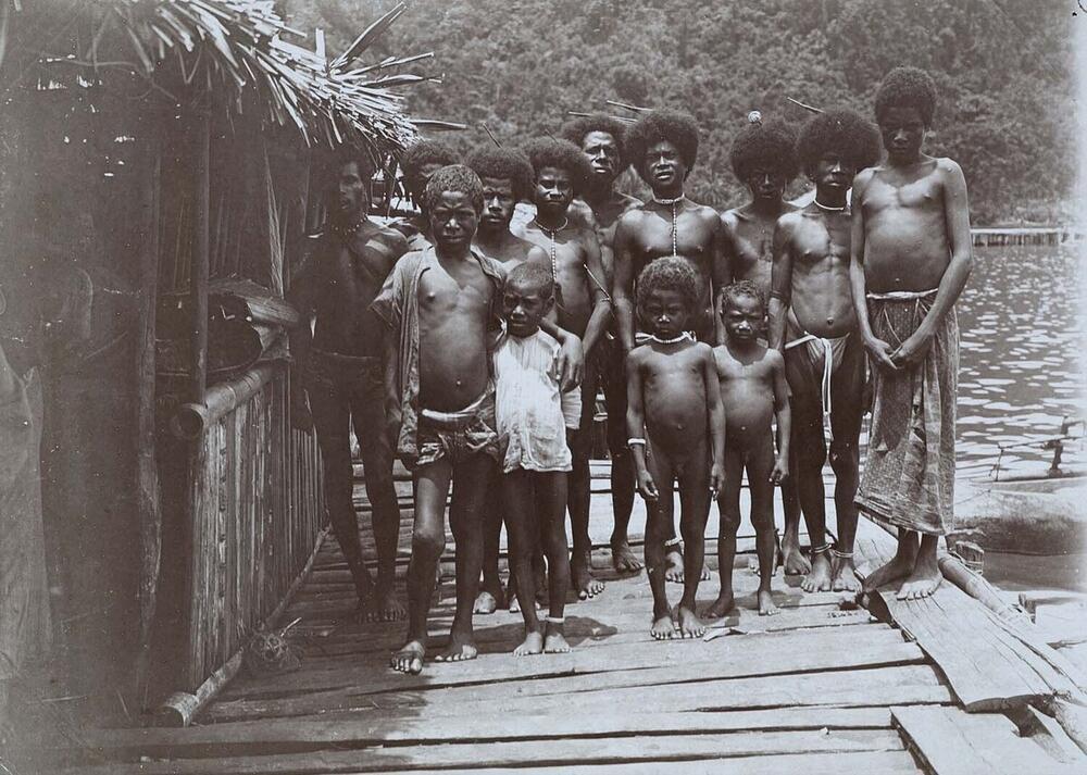 Portret van een groep Papua's in Jende, Poelau Roön