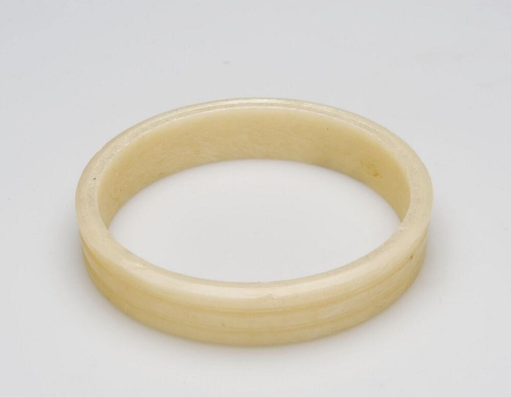 Plastic armband gedragen door vrouwen