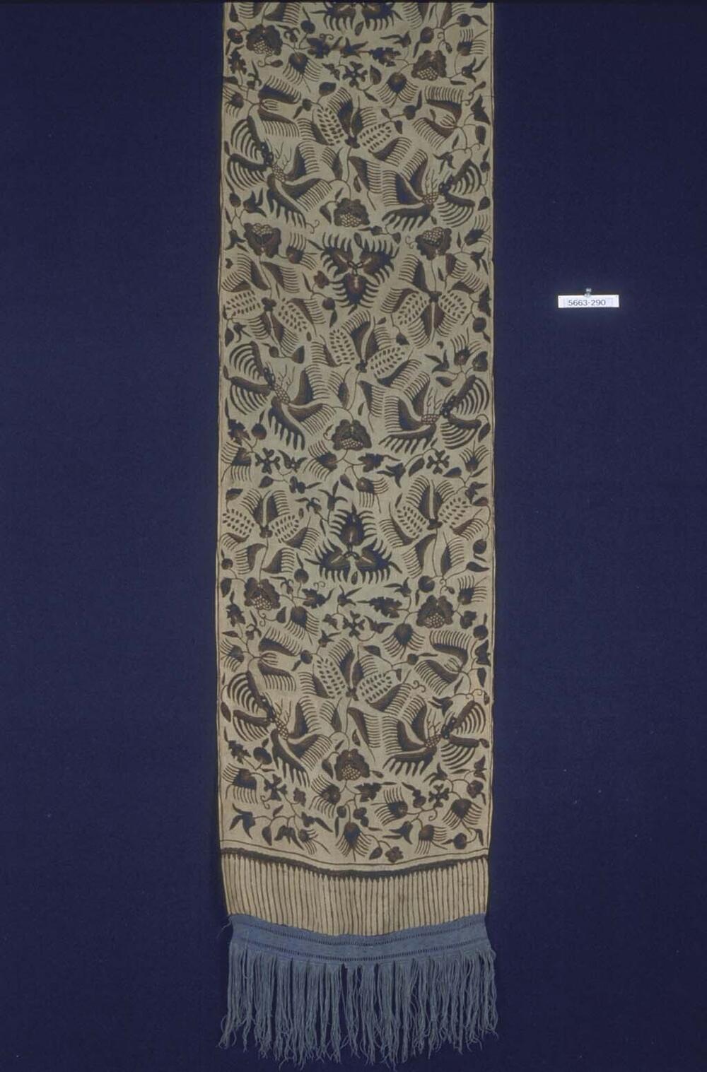 Zijden schouderdoek met bloemen en fabelvogels