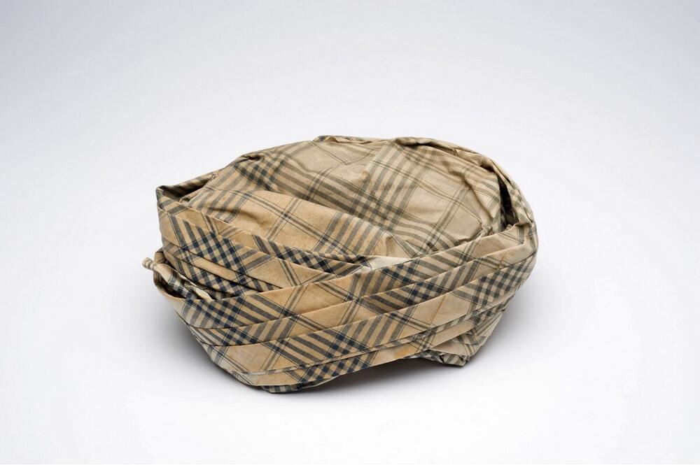 Katoenen hoofddoek van een kotomisi, gedragen tegen het einde van de rouwtijd