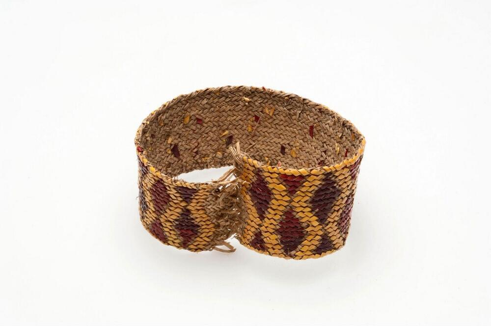 Armband van gevlochten plantenvezels