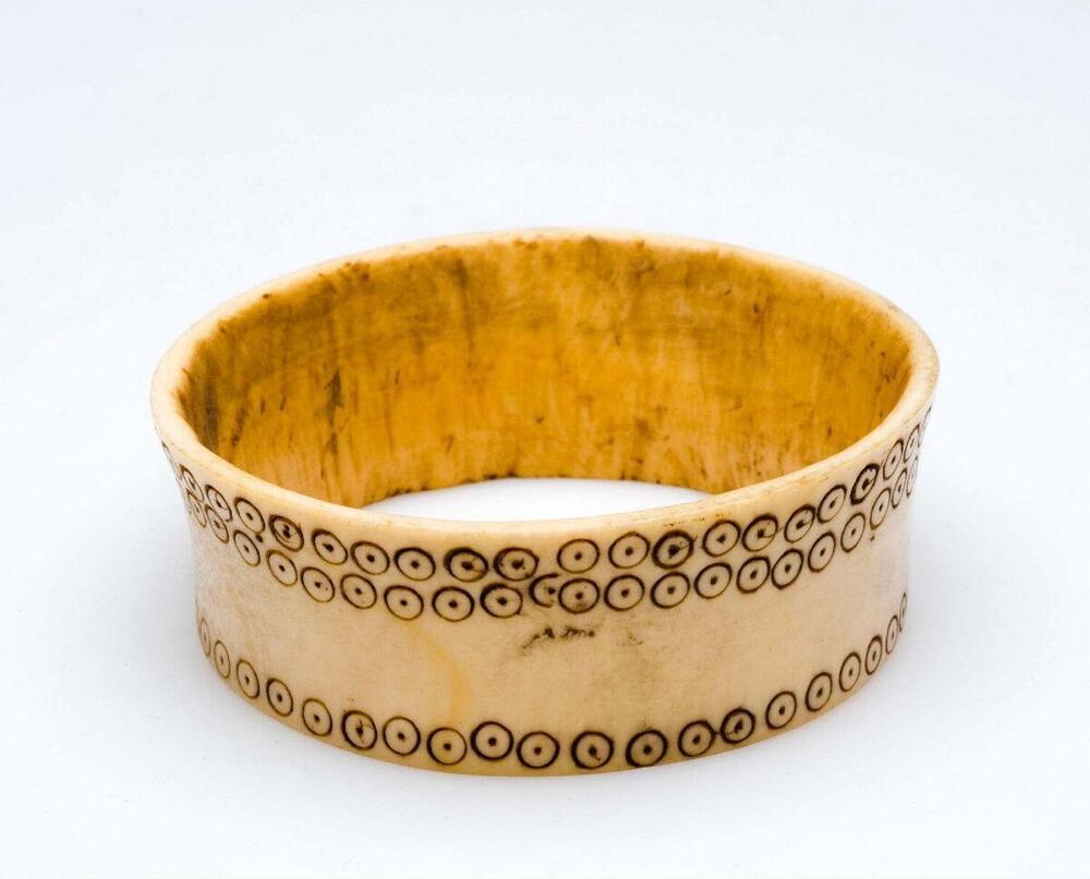 Benen armband, versierd met ingeslagen cirkelornamenten