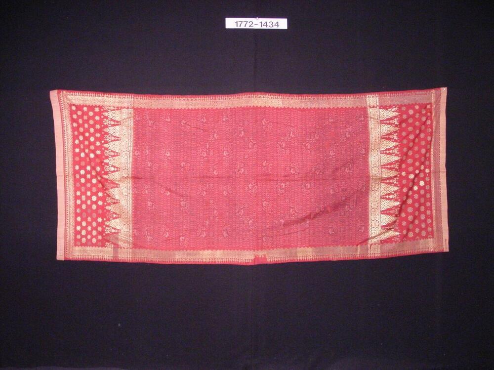 Zijden schouderdoek met ornament in inslagikat en ingeweven gouddraad