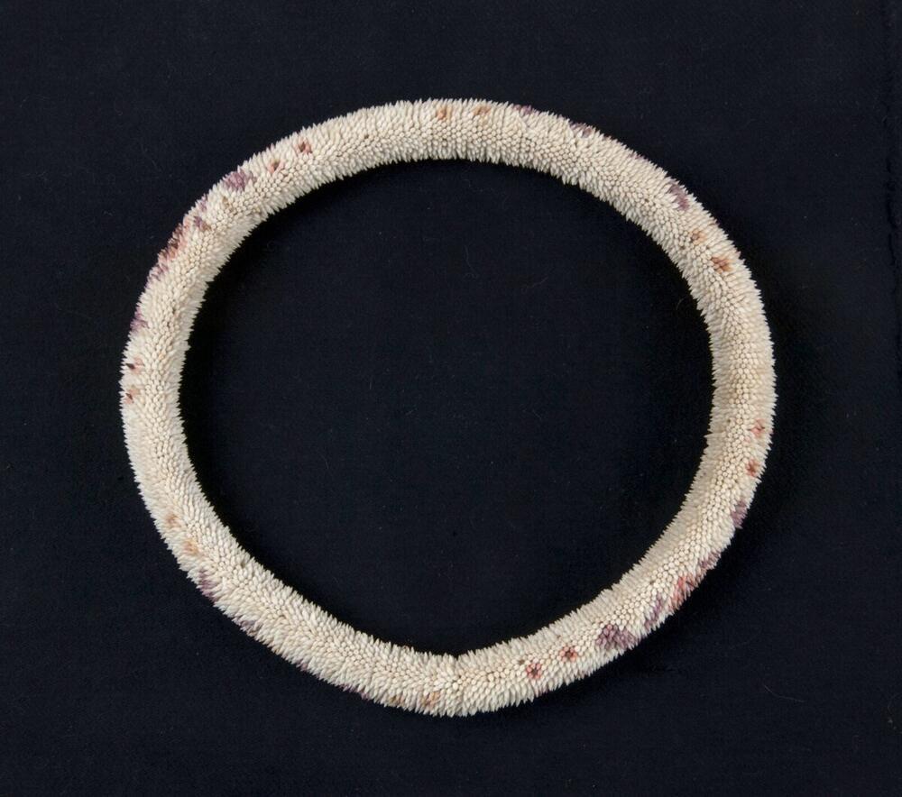 Hoofdband van kleine schelpjes