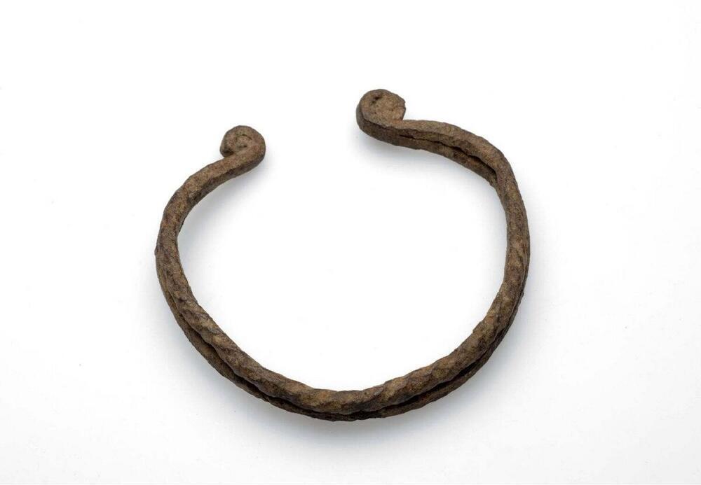 Gedraaide smeedijzeren armband, gebruikt in het gevecht