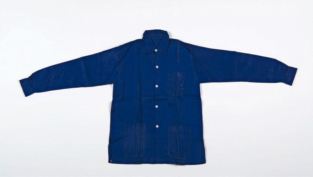 Een blauw katoenen overhemd gedragen door boeren.