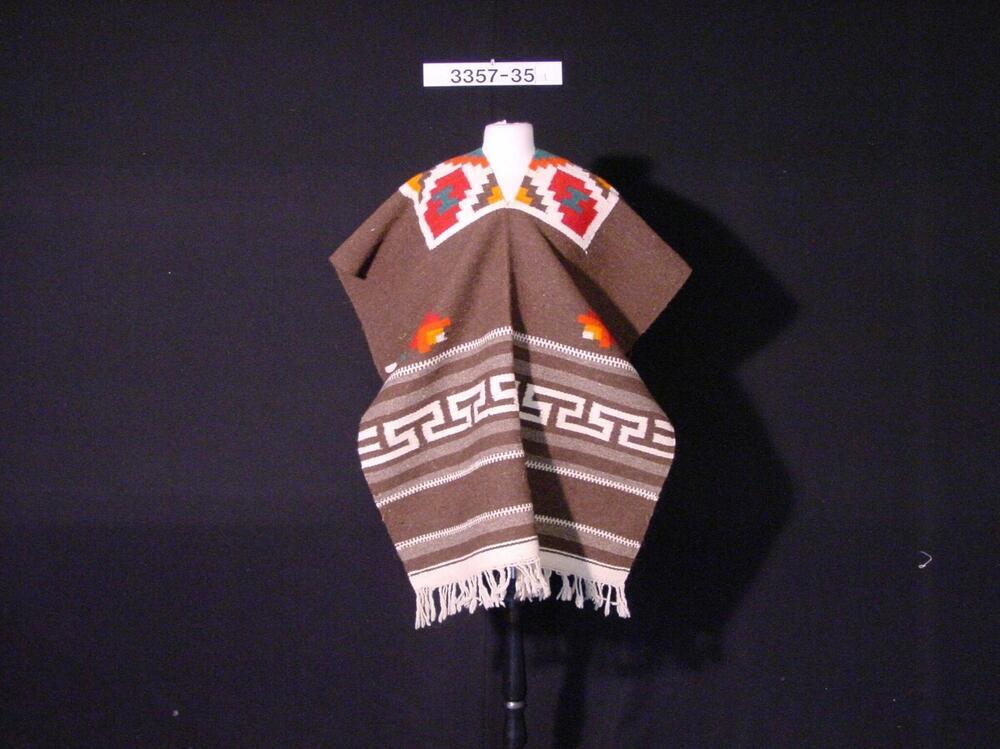 Wollen poncho met geometrische motieven