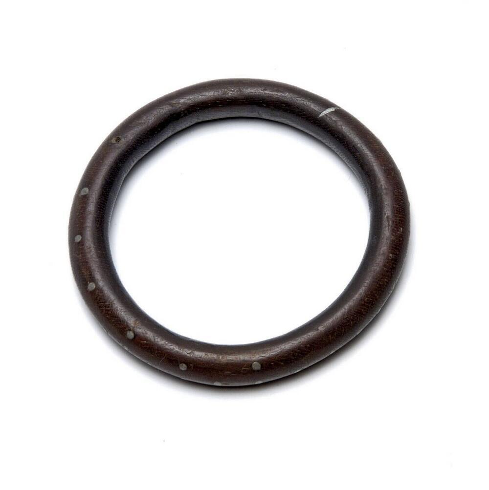 Houten armband, versierd met ingeslagen metalen stiften