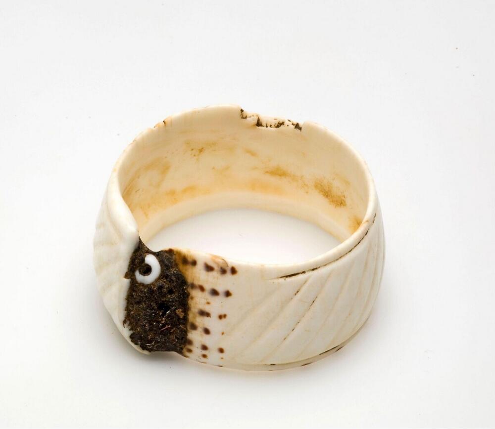 Armband van schelp met reliëfversieringen