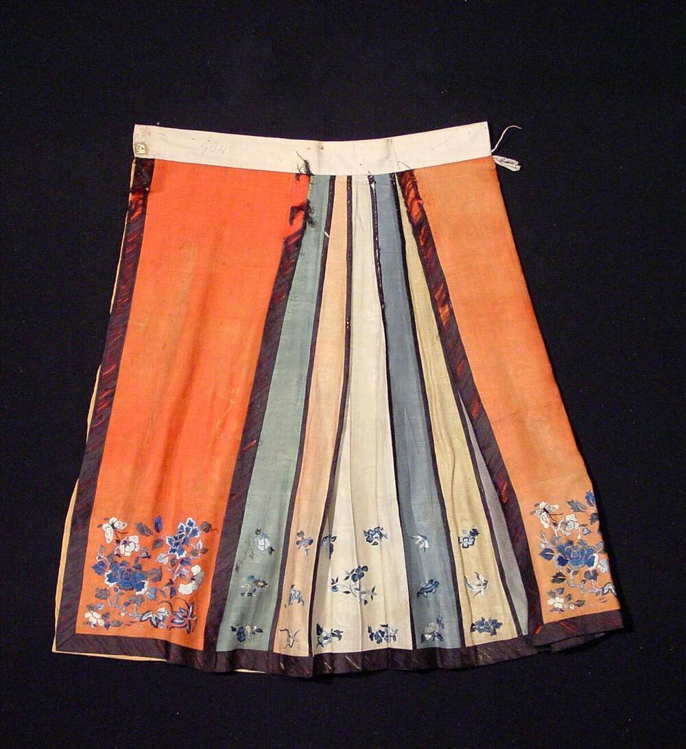 Rok met geborduurde bloemen