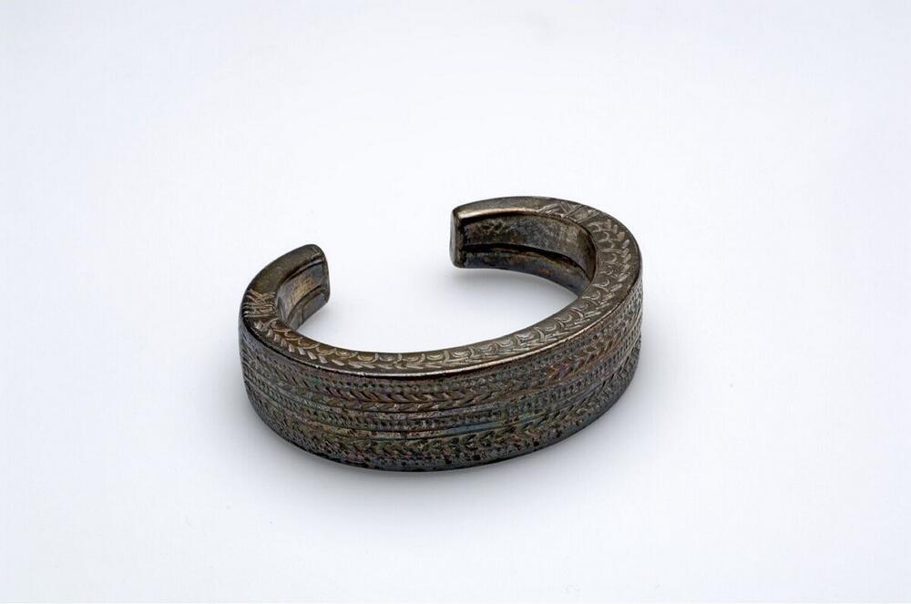 Zilveren armband met versiering in reliëf
