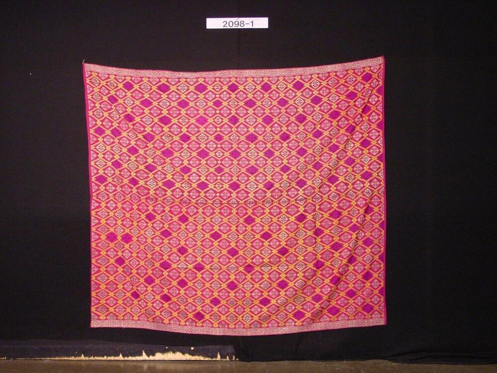 Zijden doek met versiering van zilverdraadinslagen