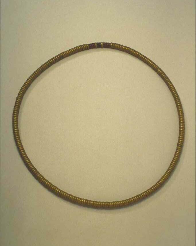 Gordelversiering van koperen ringen