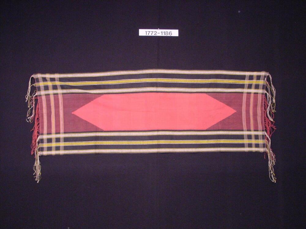 Katoenen schouderdoek met rood middenveld en banen in scheringornament