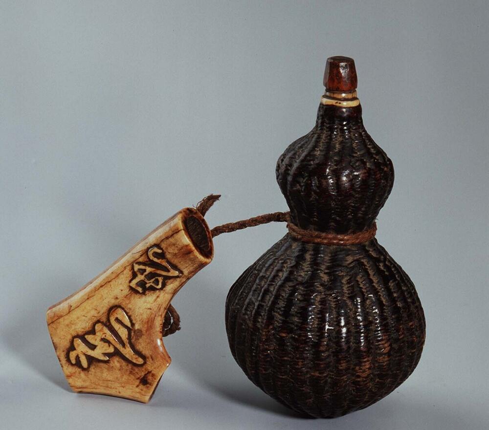 Kruitfles met netsuke