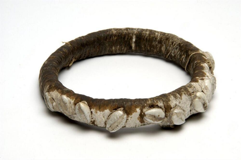 Armring met witte klei en kaurischelpen