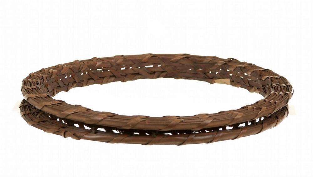 Hoofdband van gevlochten stro versierd met veren