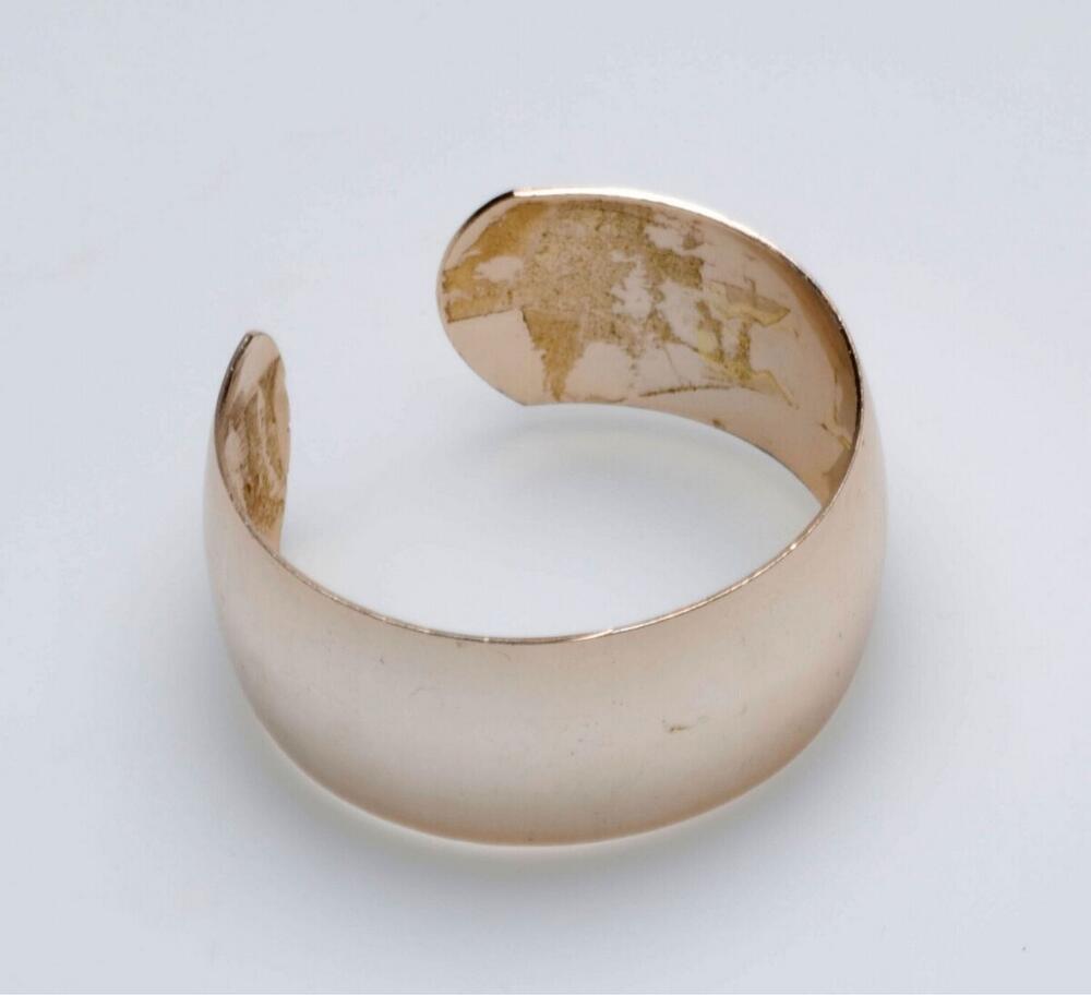 Vergulde armband als onderdeel van een vrouwenkostuum