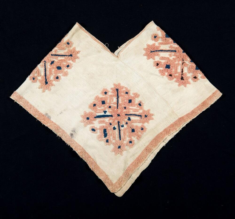 Crèmekleurige quechquemitl met bloemmotieven