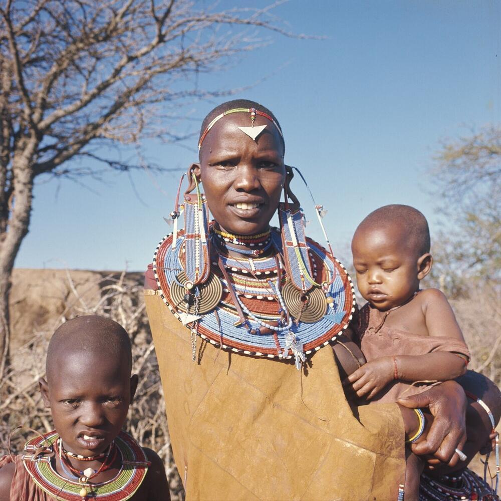Close-up van een Masai vrouw met drie kinderen bij Kajiado