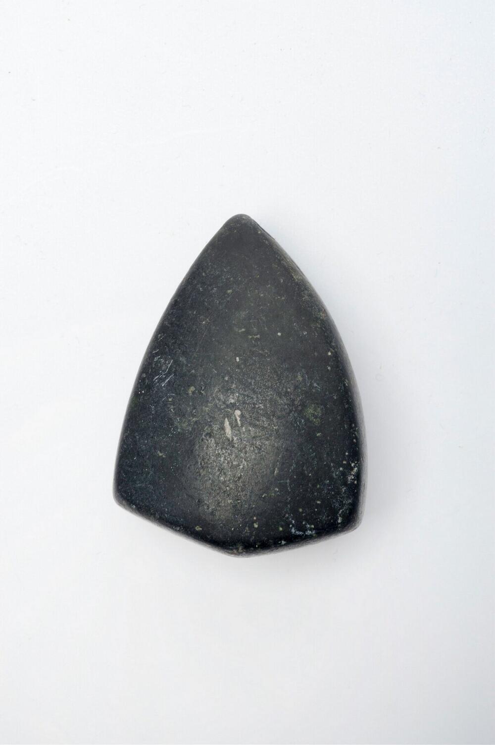 Stenen hanger, gebruikt als amulet