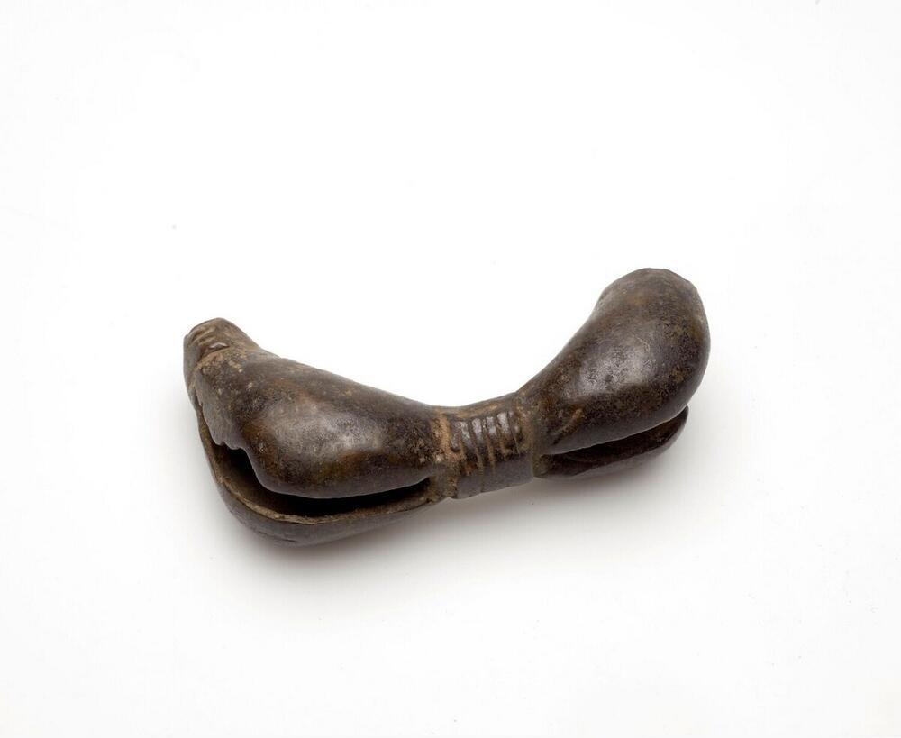 Fragment van een bronzen armring met schellen