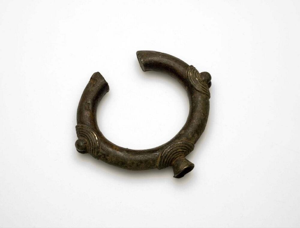 Koperen armband met grisgris, gedragen als bescherming tegen ziekte en onheil