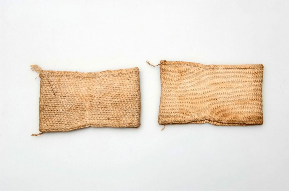 Een paar witte katoenen kuit- of enkelbanden