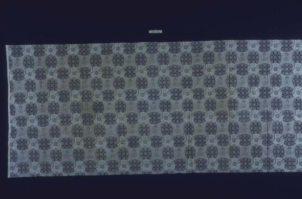 Wikkelrok met symmetrisch geometrisch patroon