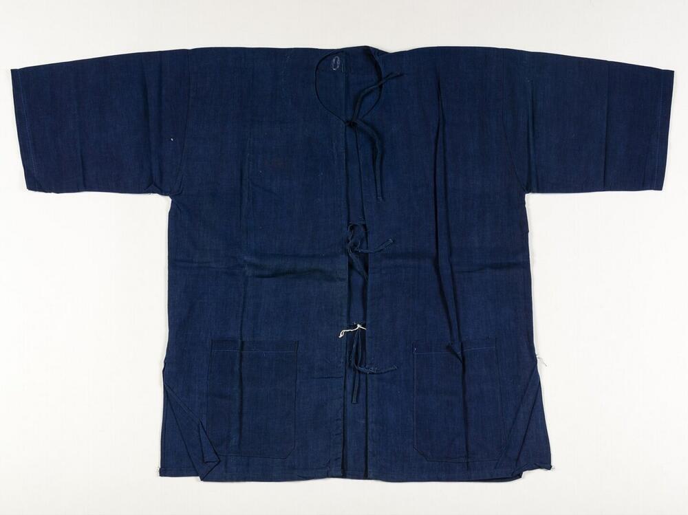 Een blauw katoenen overhemd gedragen door boeren.