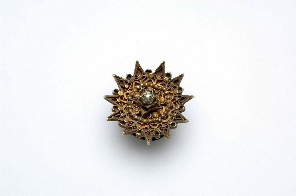 Een paar gouden oorsieraden met edelsteentje