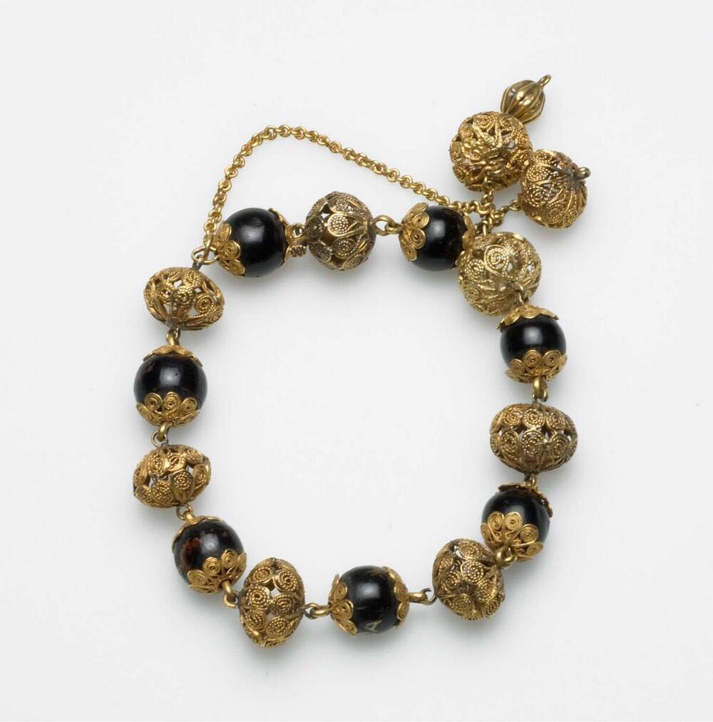 Armband, met kralen van goudfiligraan en hoorn