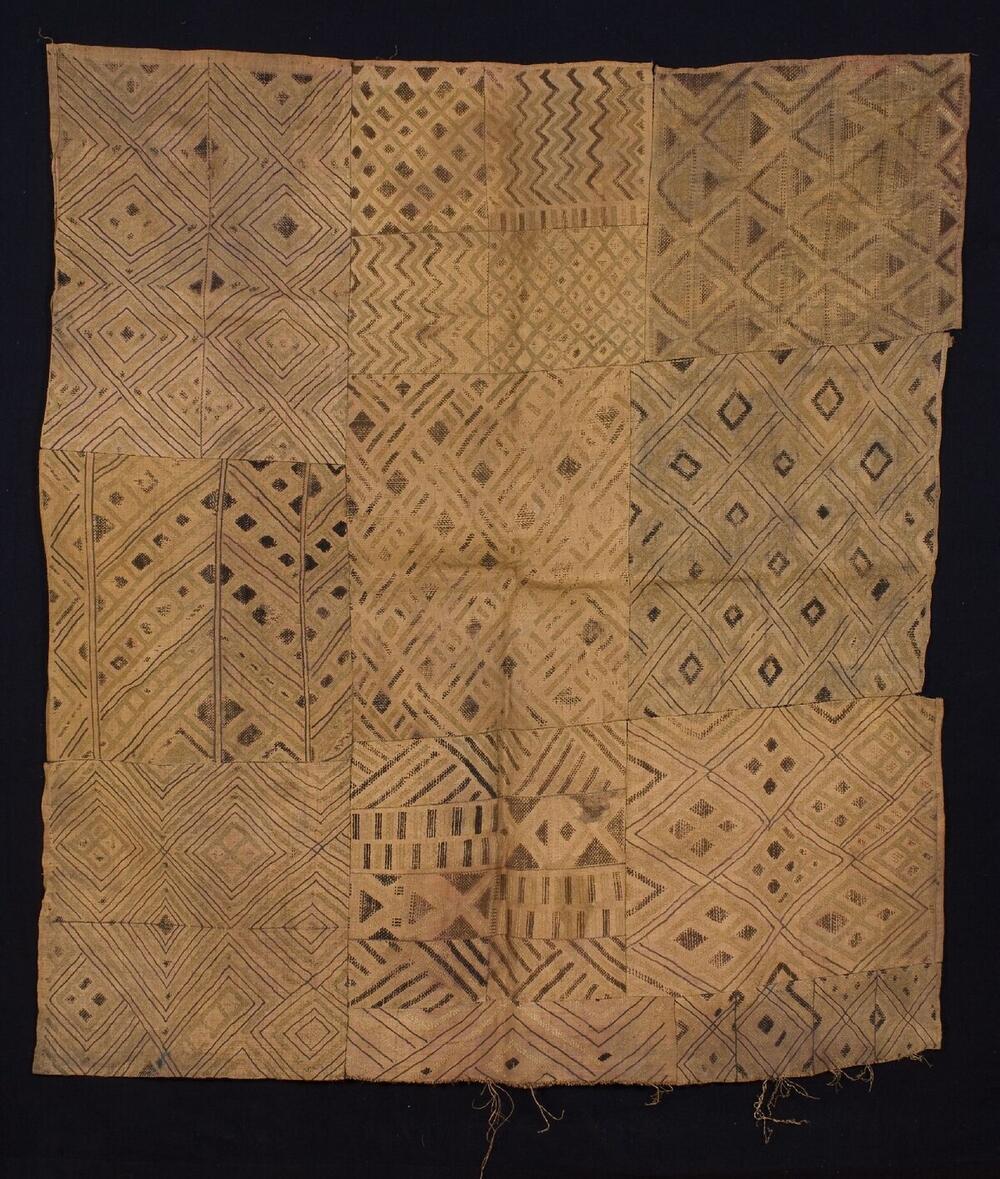 Raffia weefsel, geborduurd met geometrische motieven