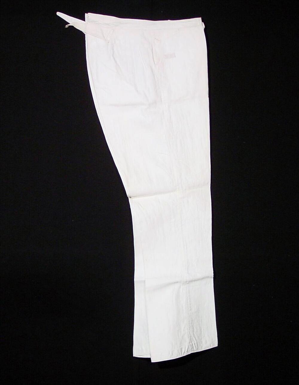 Pantalon, behordende bij een wit kostuum