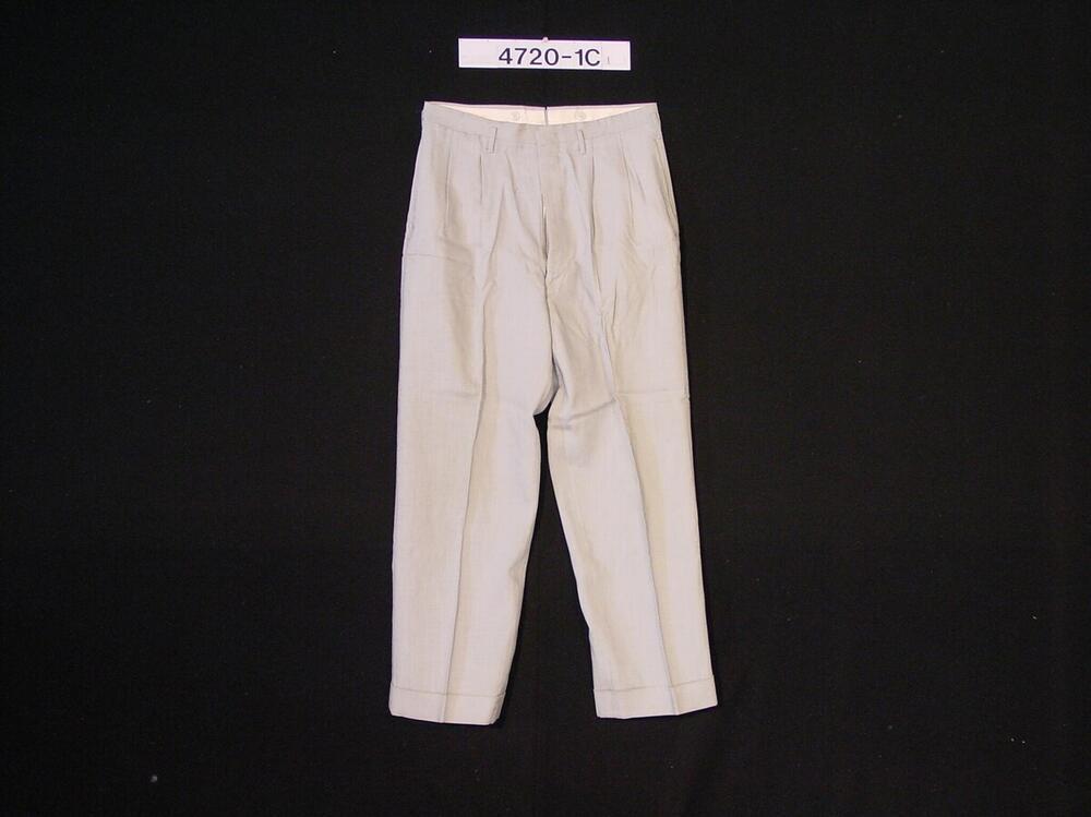 Linnen pantalon als onderdeel van een herenkostuum