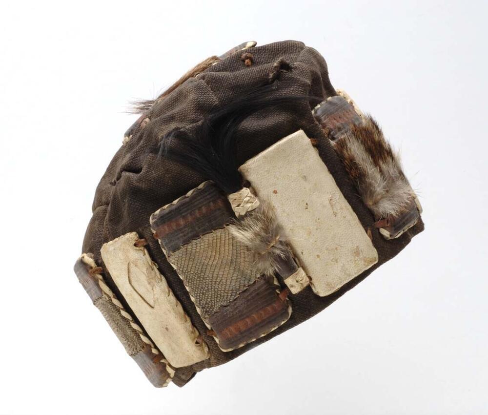 Katoenen muts met amuletten
