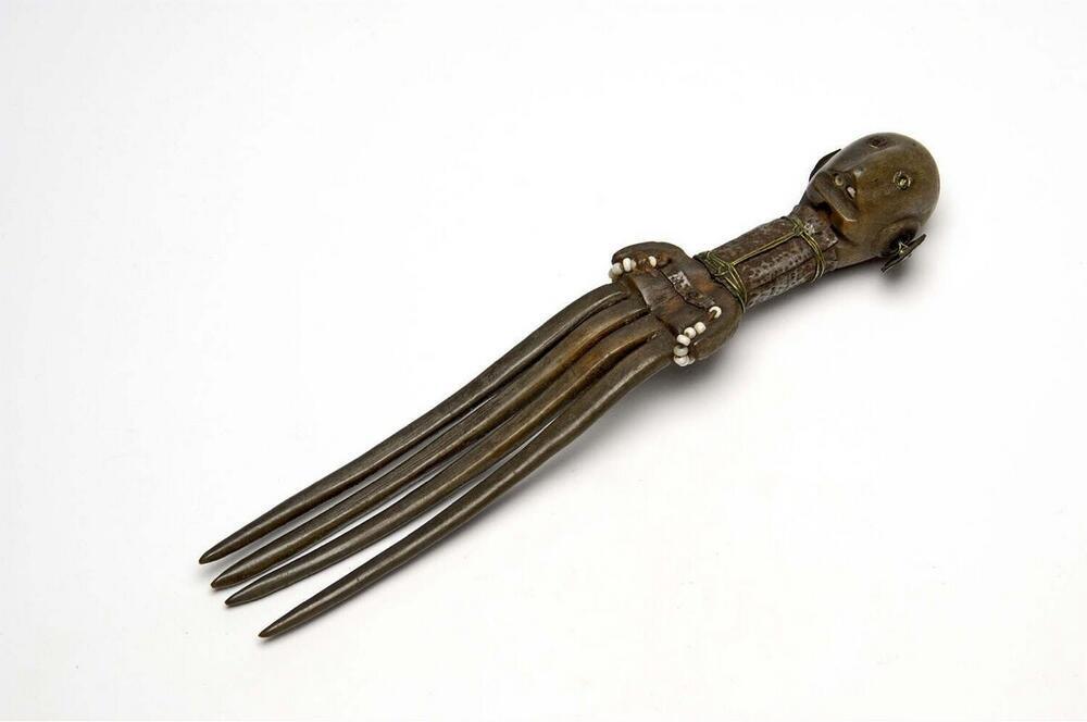 Man's ornamental comb