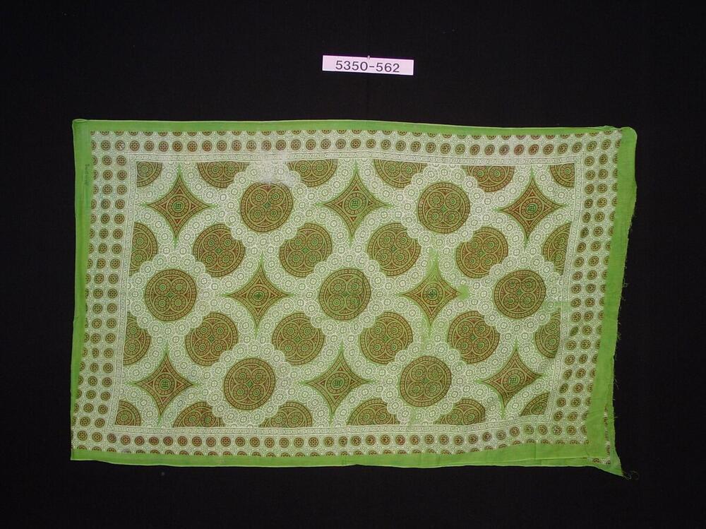 Groene hoofddoek met versieringen van cirkels en schuine ruiten