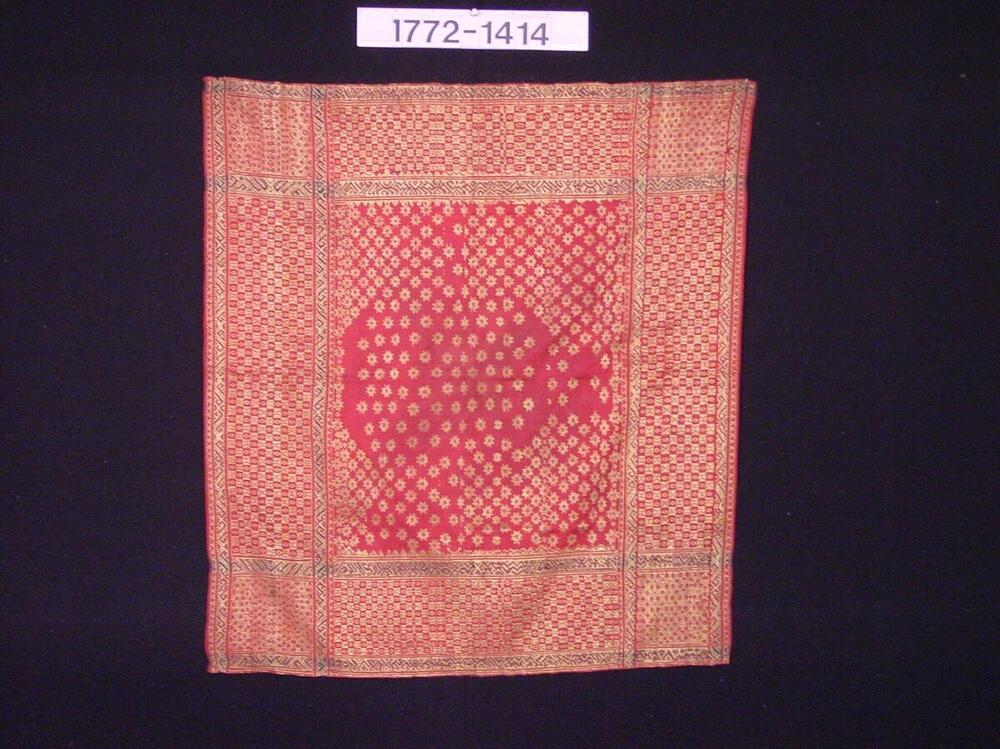 Hoofddoek van rode zijde met ornament van ingeweven gouddraad