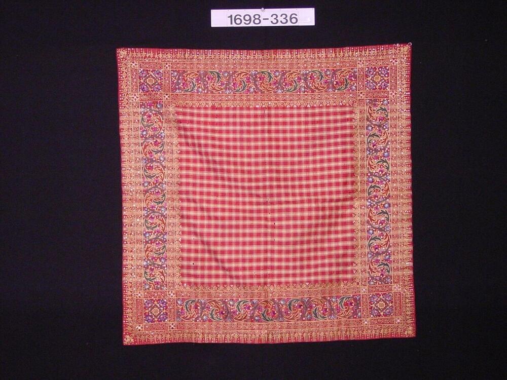 Zijden hoofddoek in ruitpatroon met borduurwerk
