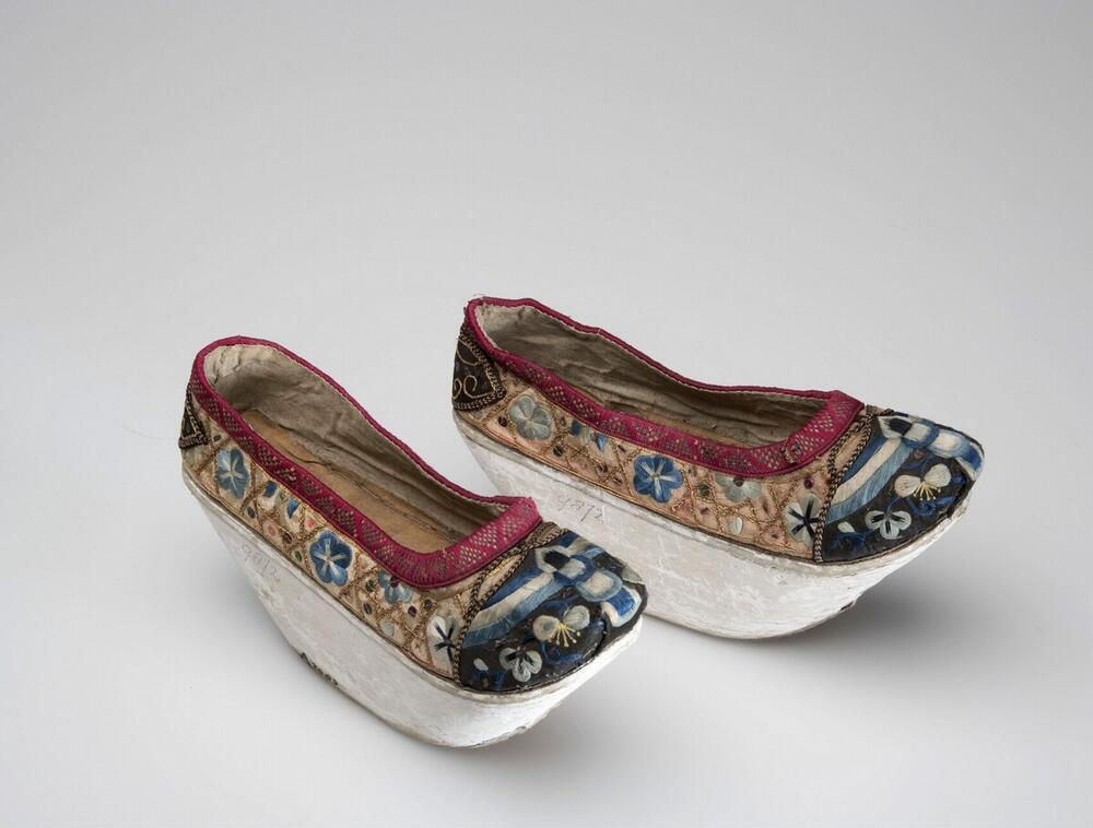 Paar schoenen met dikke zool, bekleed met geborduurde zijde