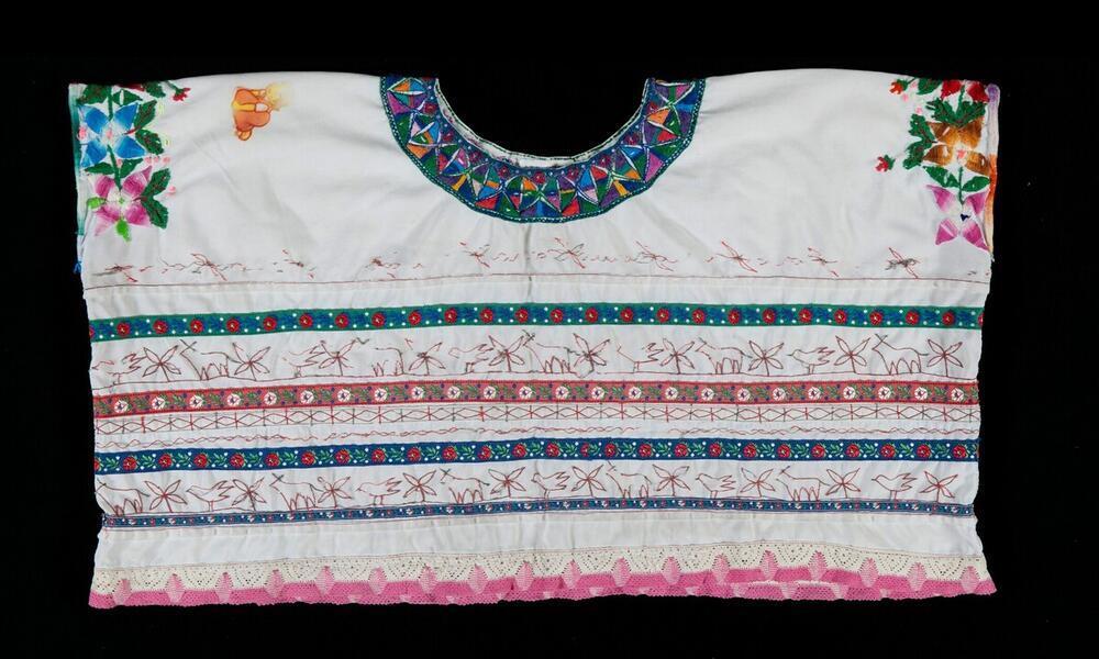 Witte huipil met borduursels