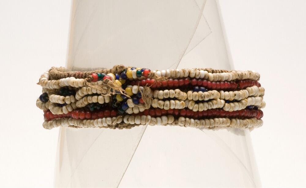 Armband van gevlochten touw met glaskralen