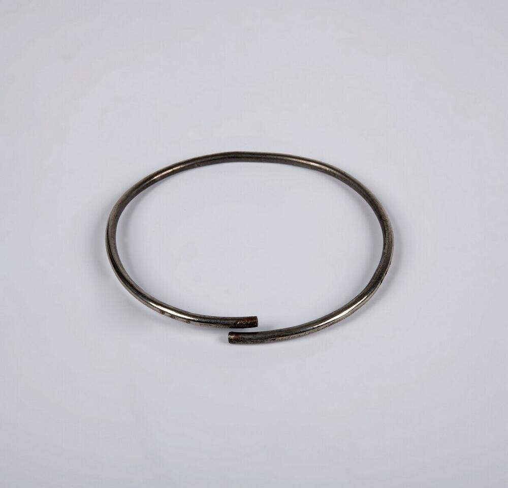 Armband, die gedragen wordt bij het candomblé kostuum voor de godin Iemanjá