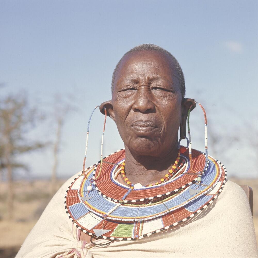 Portret van een oudere Masai vrouw bij Kajiado