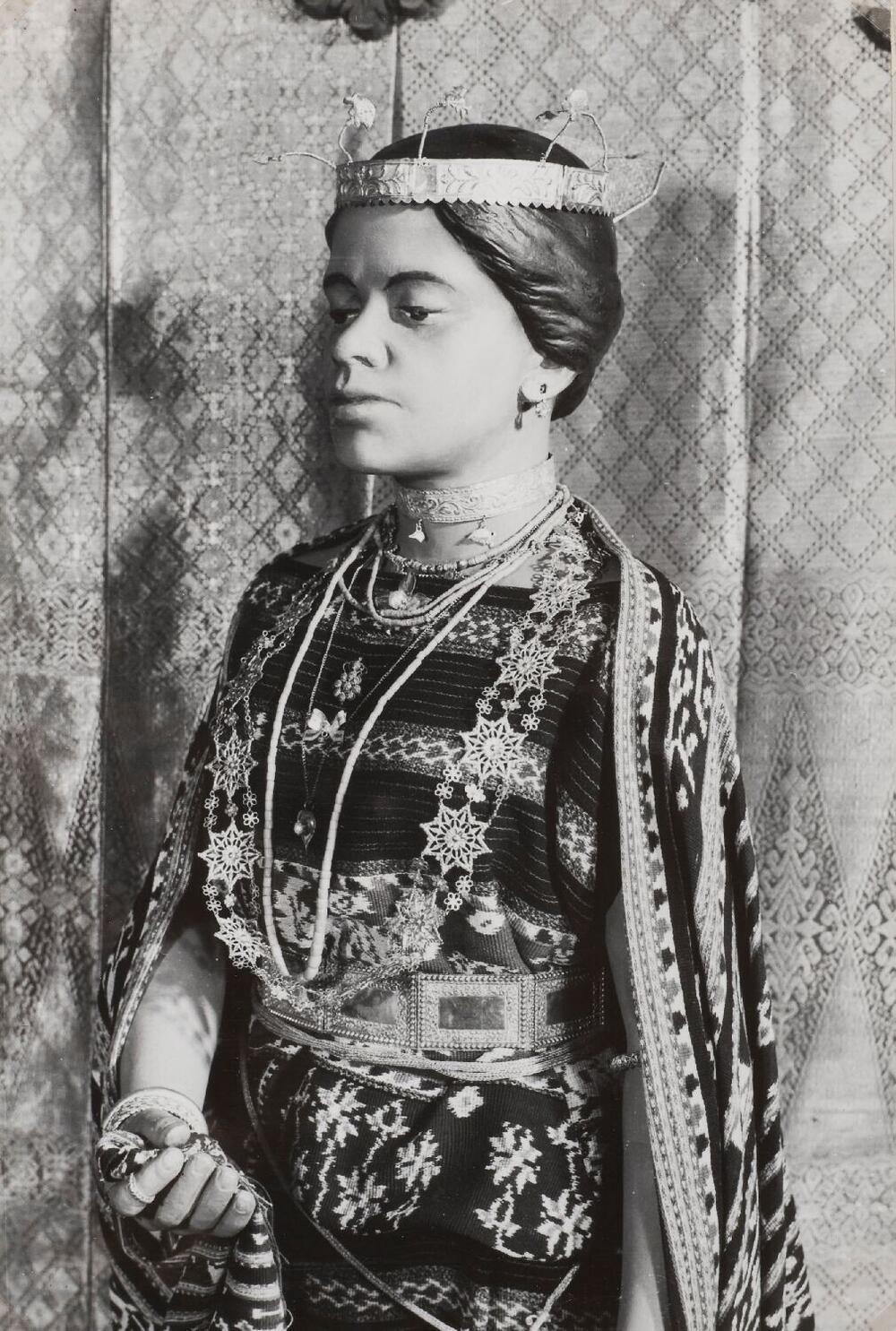 Mannequin representing a woman dressed in clothes from the island Sawu